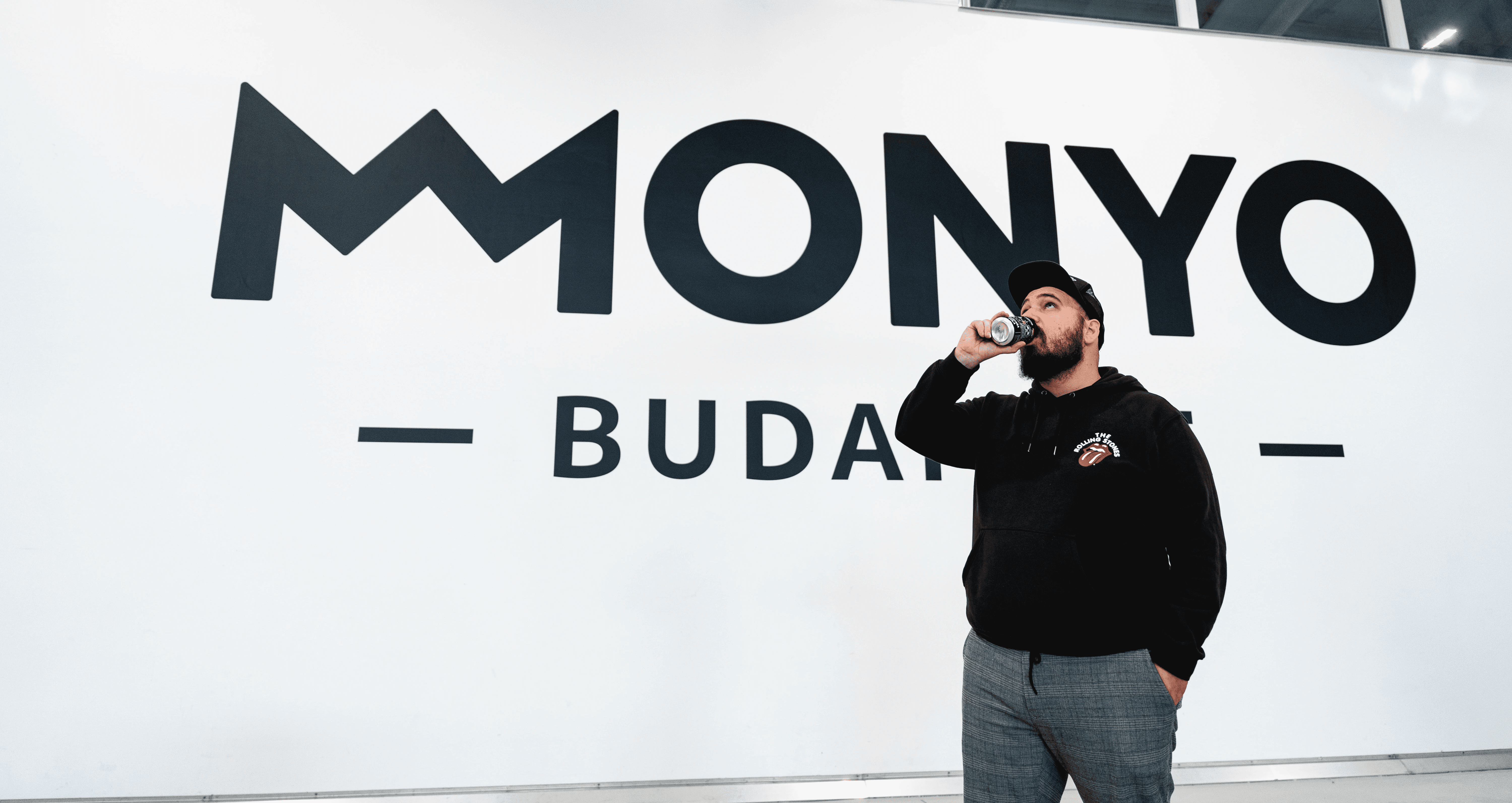 A csapat együtt dolgozik az asztalnál laptopokon, üzleti stratégiákról vagy projektekről beszélgetve.