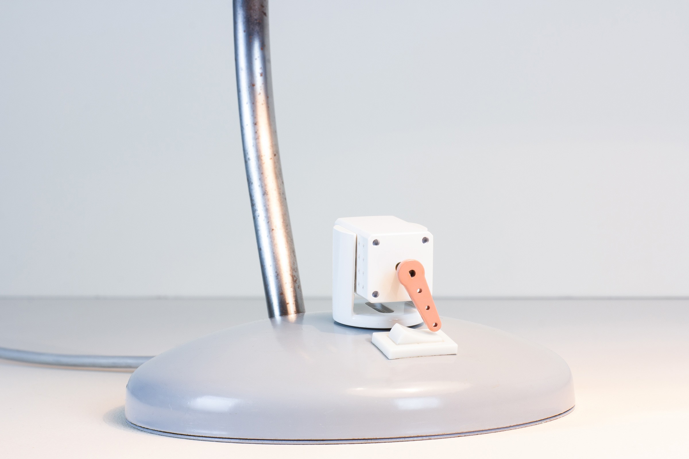 Image of a Smartian with a turn add-on positioned on the base of a lamp next to the lamp switch