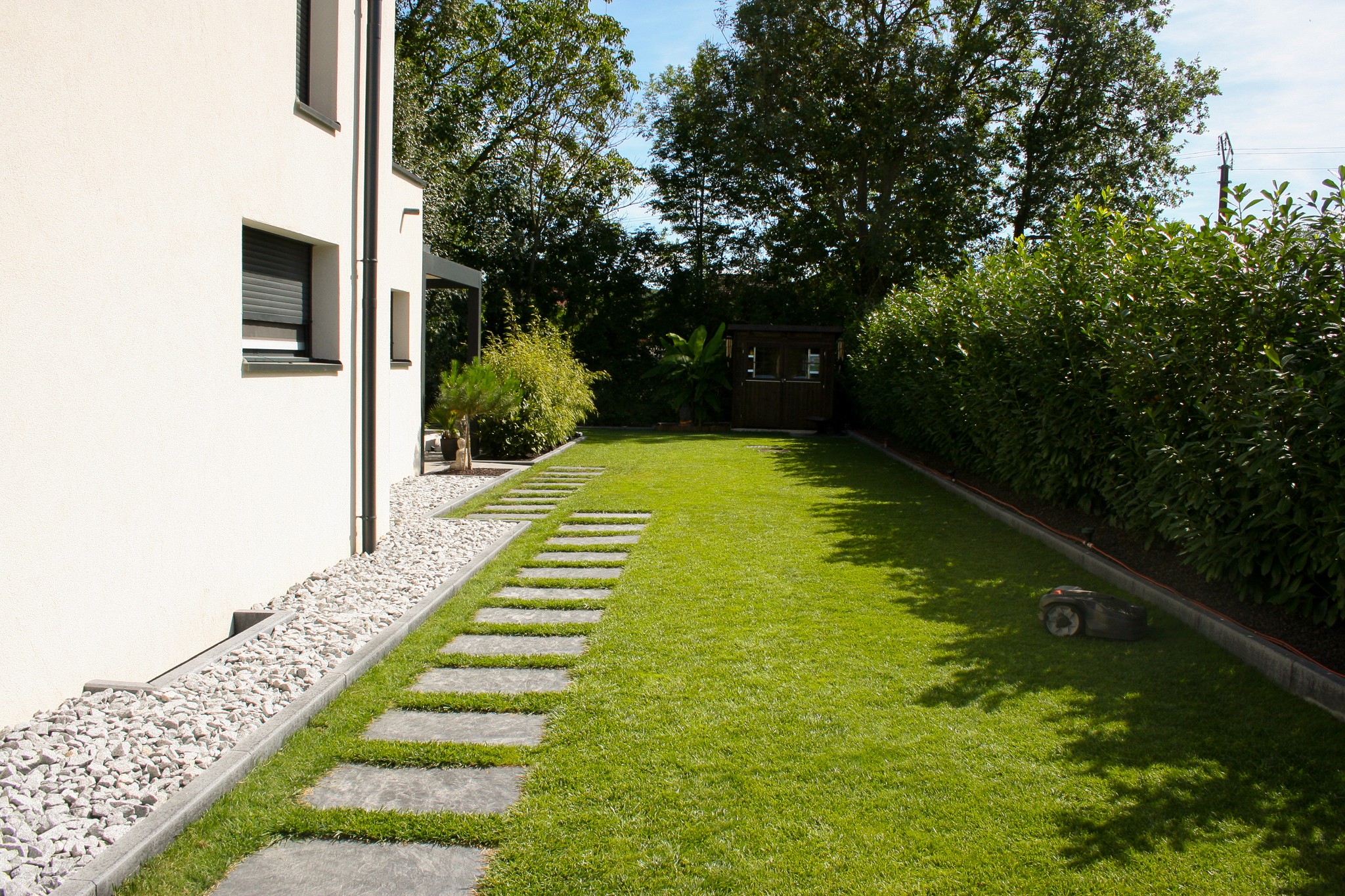 Pas japonais et bordures en gravier à Steinbrunn-le-Bas, aménagement jardin signé Acqua Terra