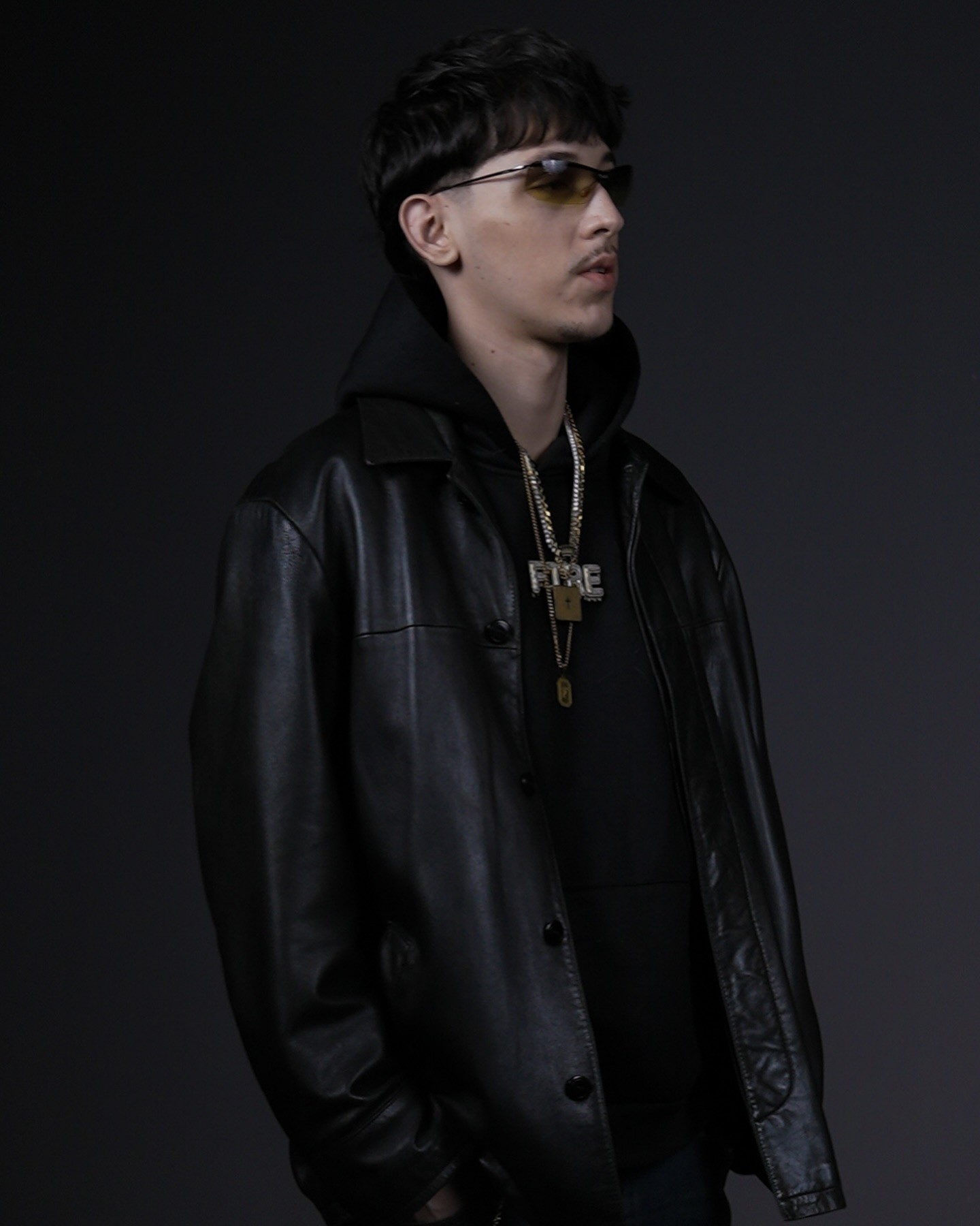 Artista Fire B em uma sessão de fotos. - 1em1