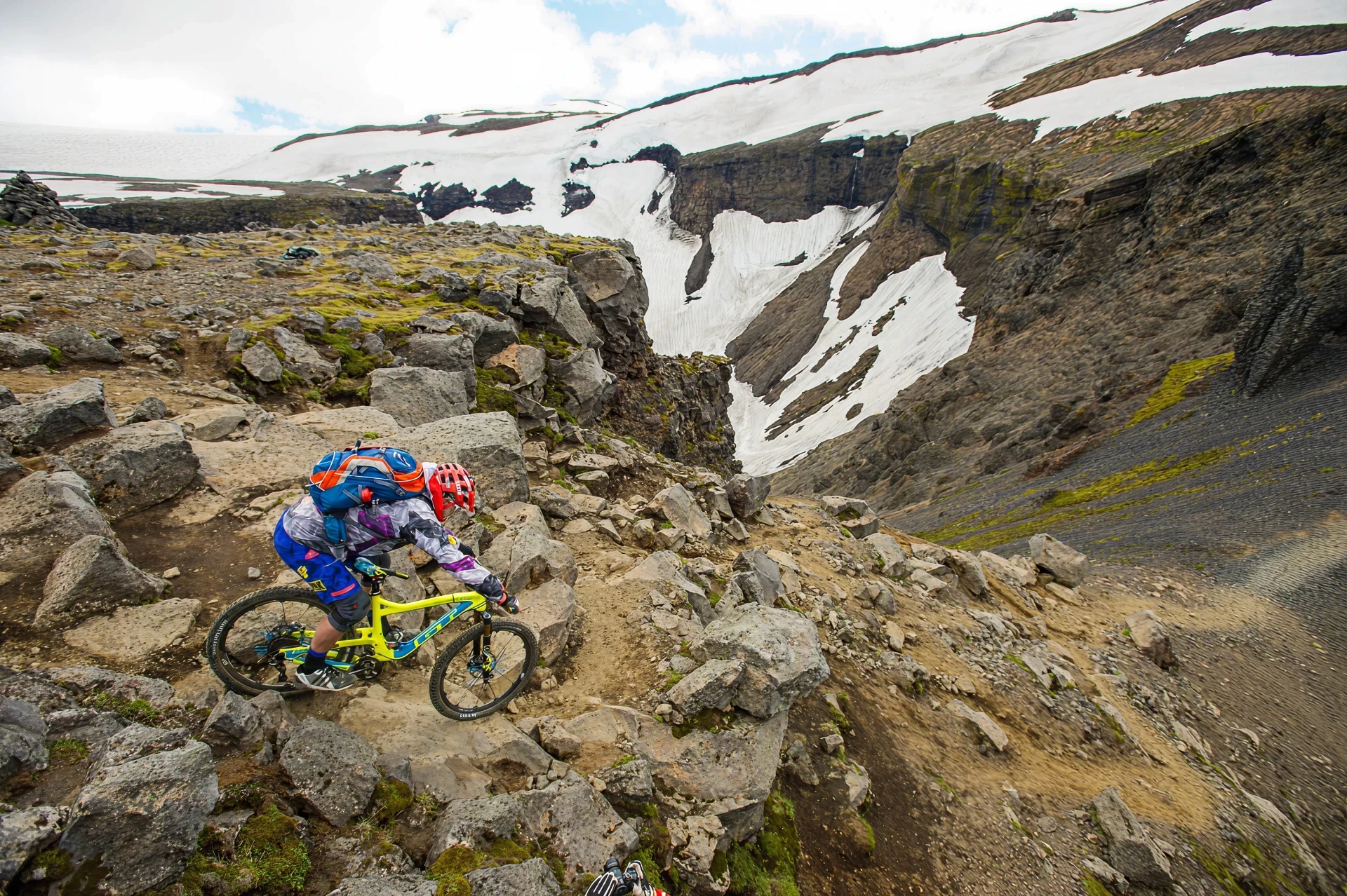 MTB downhill over rocks