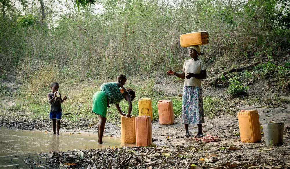 Frauen und Kinder holen Wasser in der Projektregion von PROJECT TOGO.