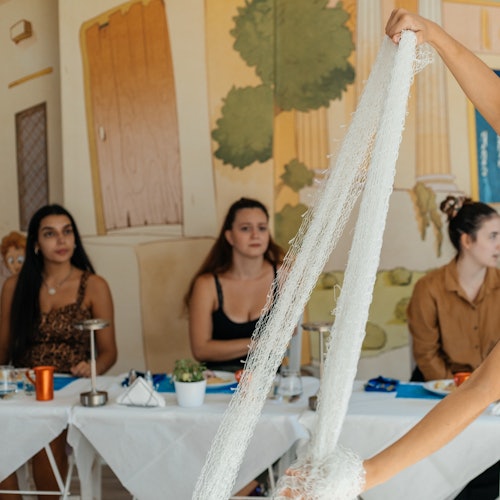 一位女演員飾演我們在希臘旅程中遇到的其中一位角色