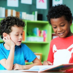 alunos lendo de forma lúdica