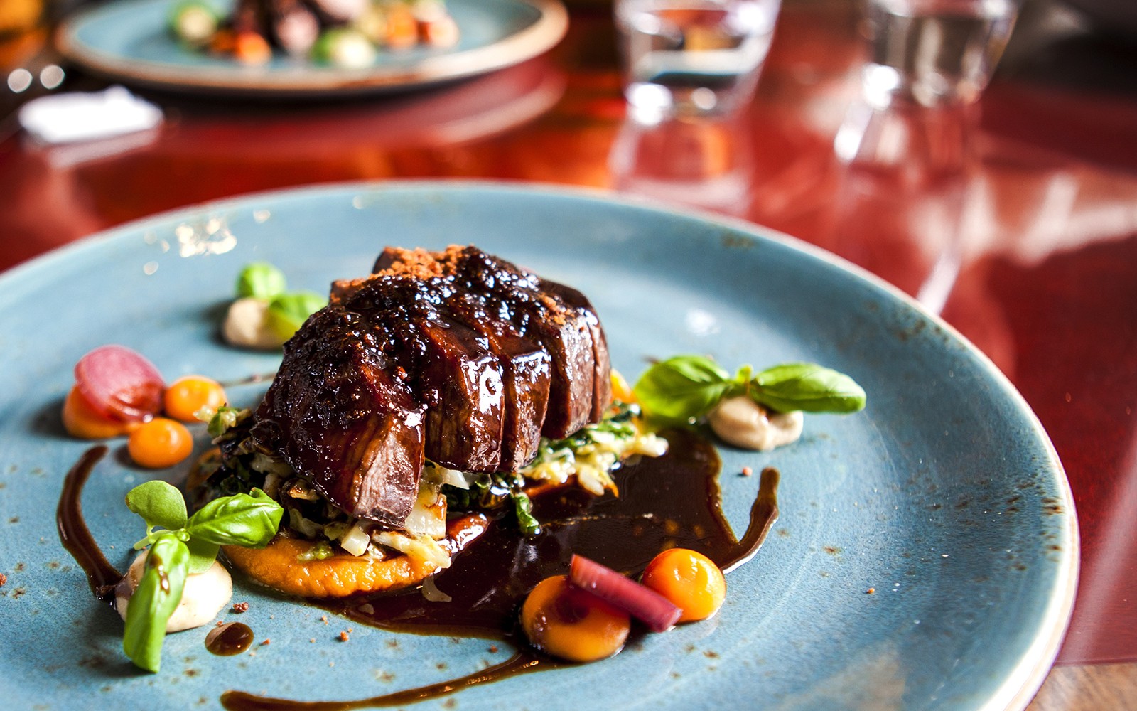 シャンパン付きセーヌ川ディナークルーズ、エッフェル塔の眺め、フランス・パリ。