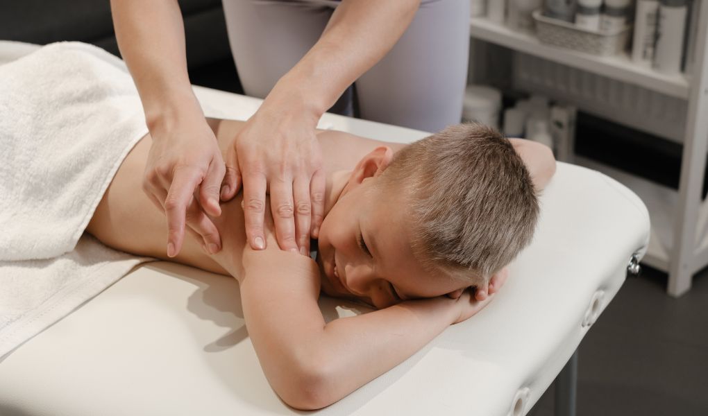 massage pour enfants favorisant la détente et le bien-être