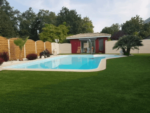 gazon autour d'une piscine