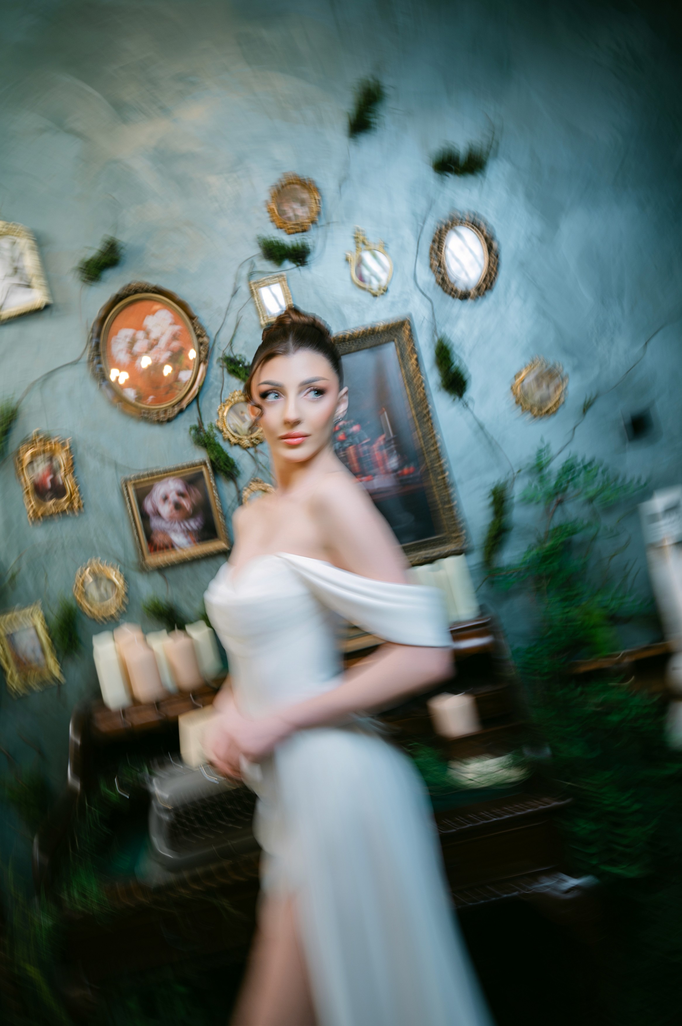 Prim-plan blurat cu mireasă într-un decor romantic vintage, fotografie de nuntă în București