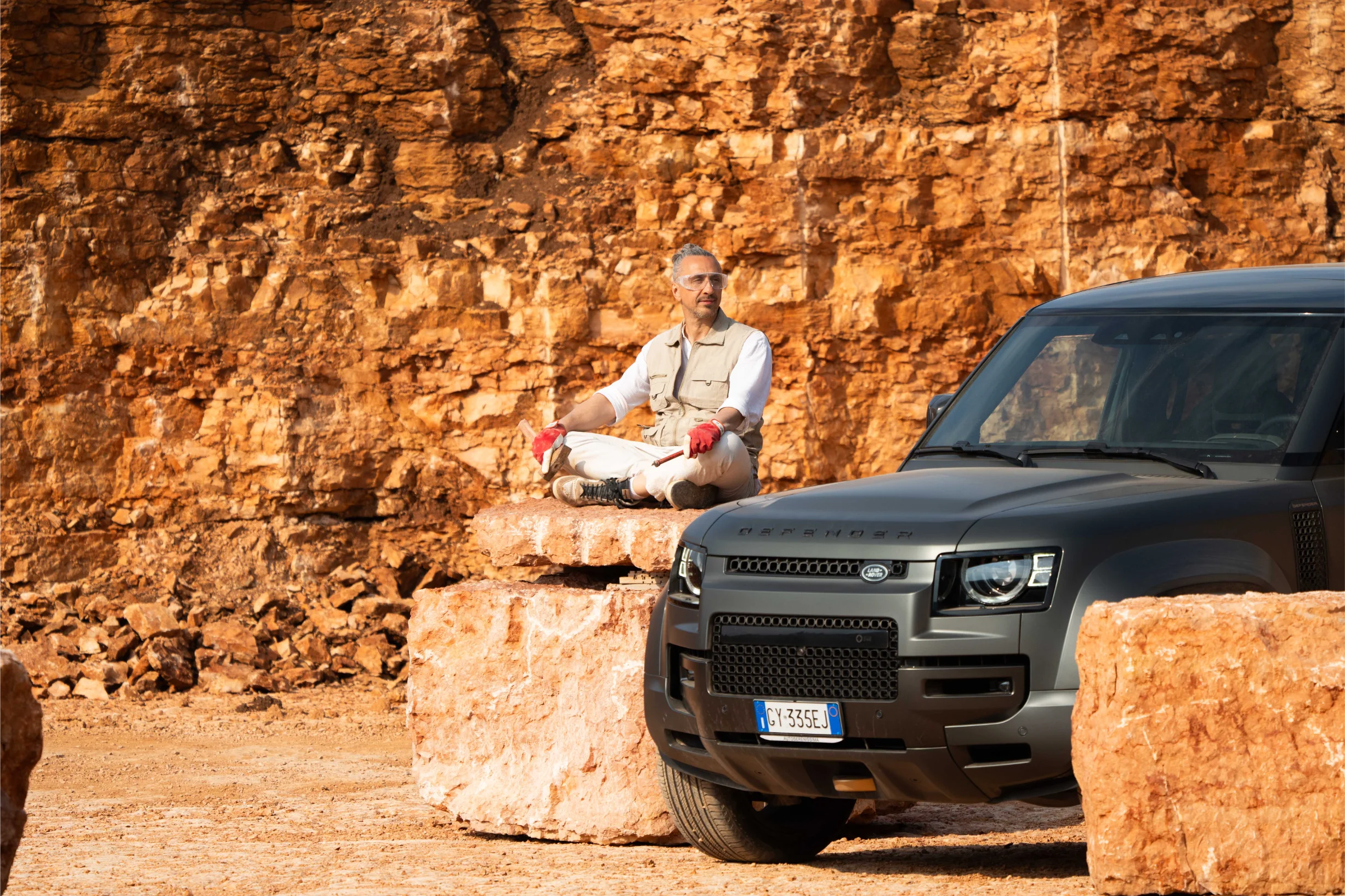 Installazione luminosa iStone Arte con scultura radiale contemporanea su parete durante evento di inaugurazione aziendale, arte come valorizzazione del brand