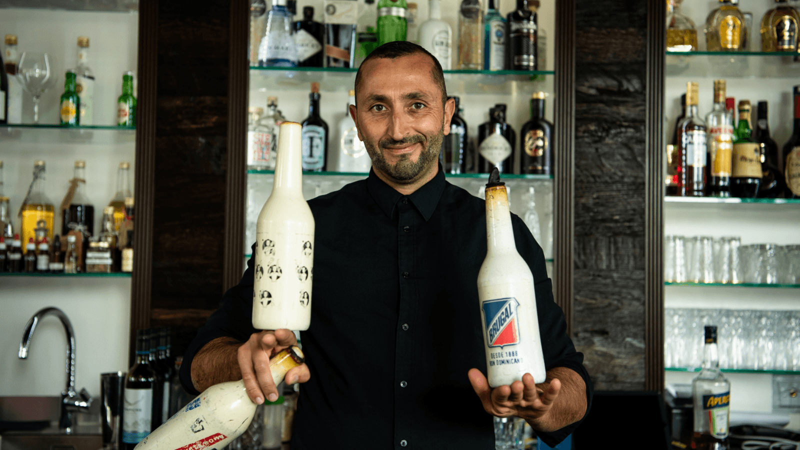 Showbarkeeper wirft Flasche im SAPOORI Flair-Kurs Frankfurt, professionelle Showroutine und Bartender-Moves.