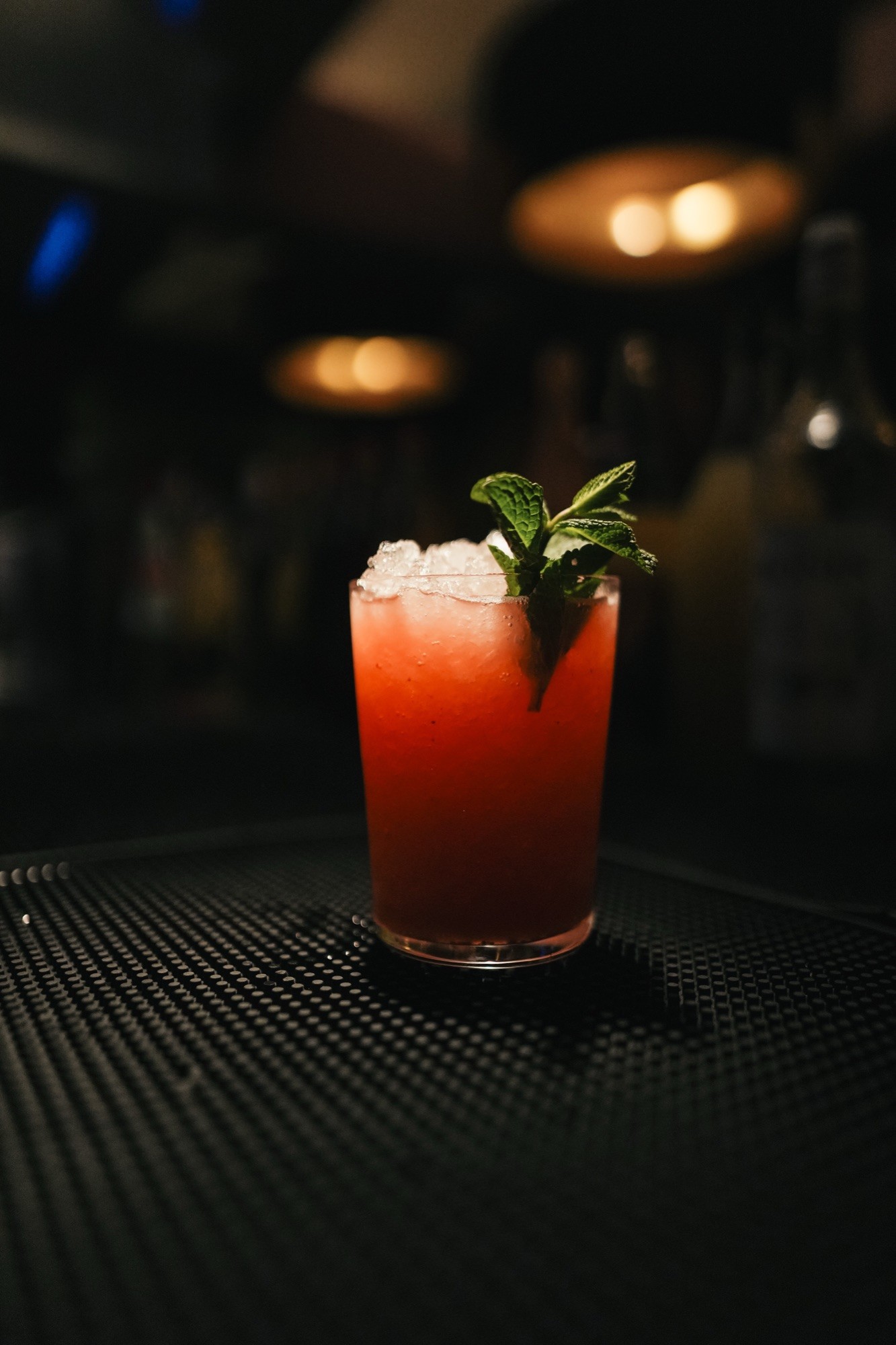 Roter Cocktail mit Minze auf dem Tresen