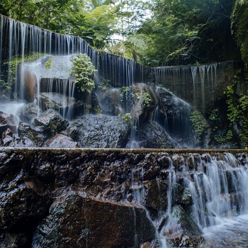 捕捉戈亞拉賈瀑布壯觀的水流和寧靜的水池的美麗照片。