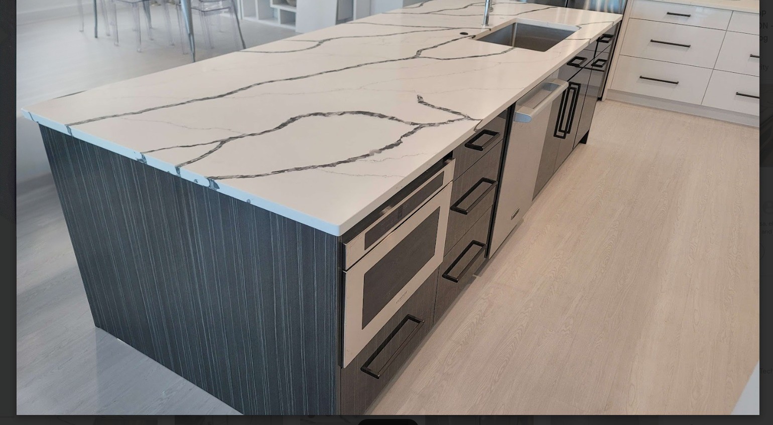 High Gloss kitchen island made with Lioher Euroline 3 panels and Calacatta Laza Night countertop