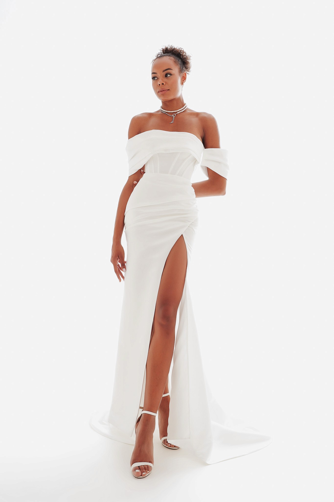 Fit and Flare Brautkleid mit Carmen-Ausschnitt mit Schlitz