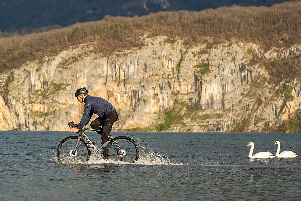 photographie cycliste roulant sur un lac