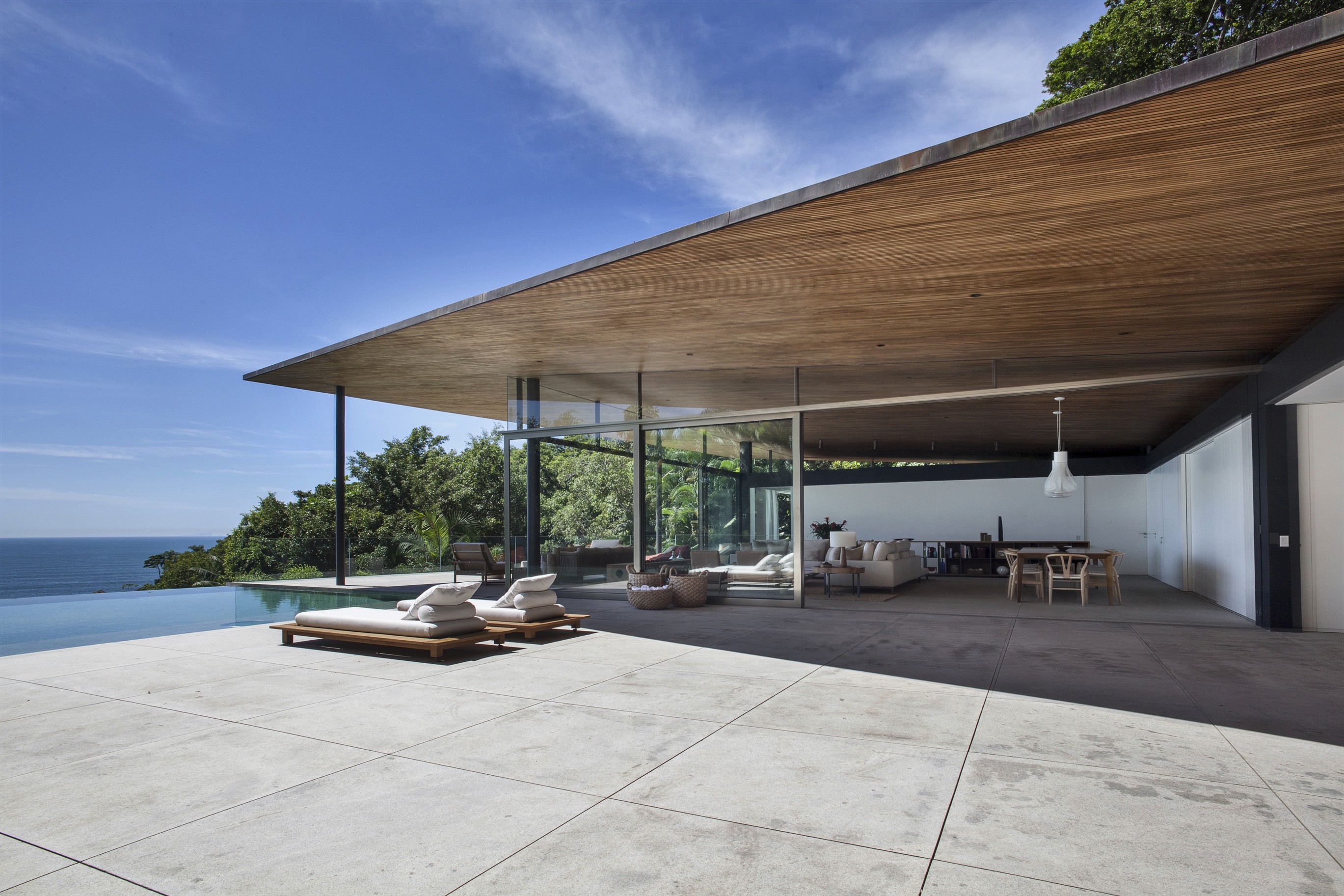 Outdoor withview to pool and living room