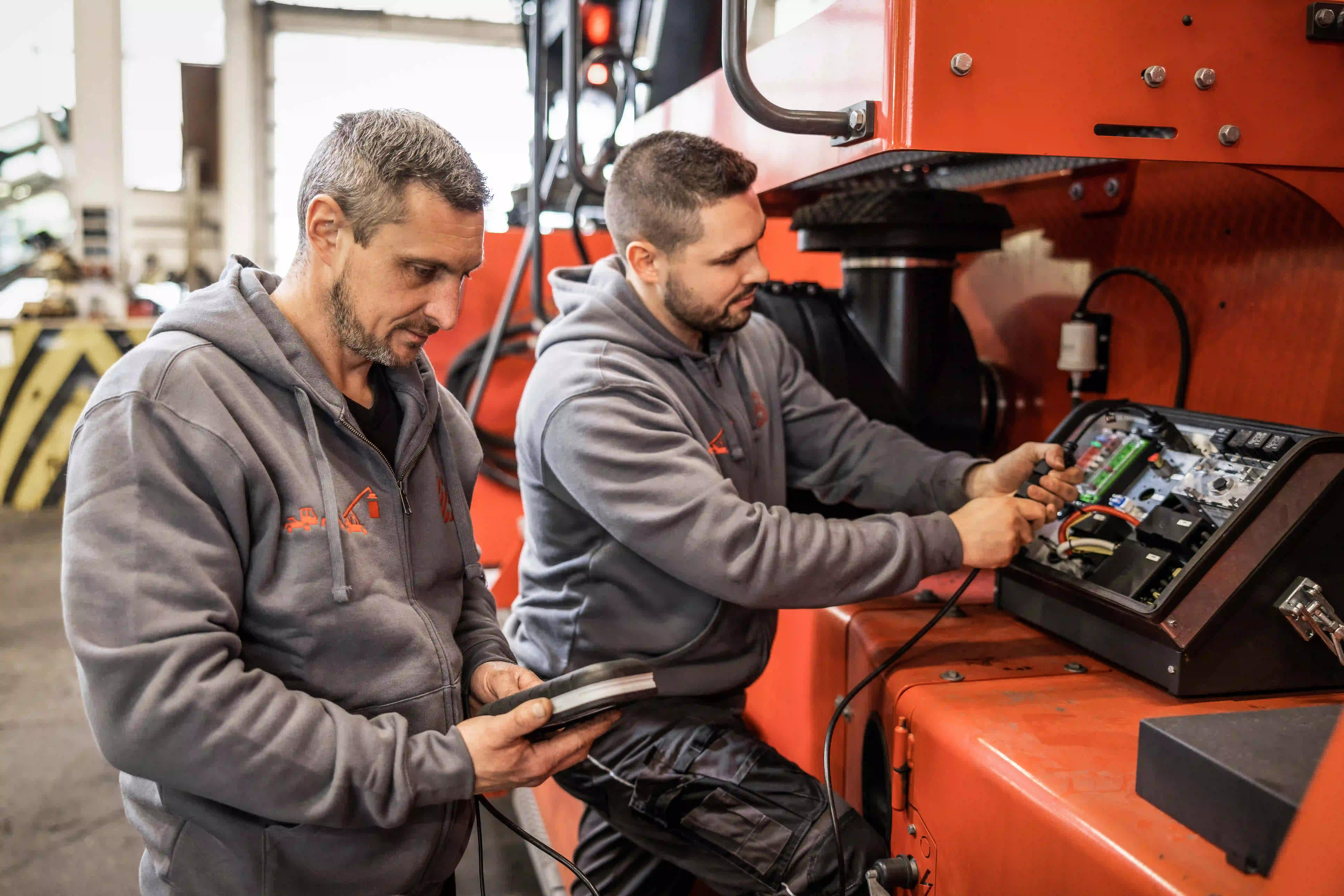 Bittermann Prüfservice: Ein nach TRBS 1203 befähigter Prüftechniker dokumentiert die rechtssichere Prüfung eines hochverfügbaren Rechenzentrums, inklusive komplexer, normgerechter Kabeltrassen-Führung.