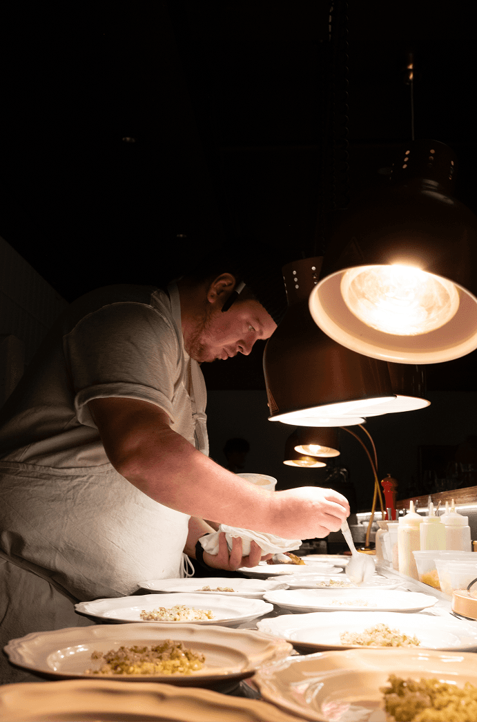 Le chef du saison prépare les entrées du premier service du Saison à Québec.