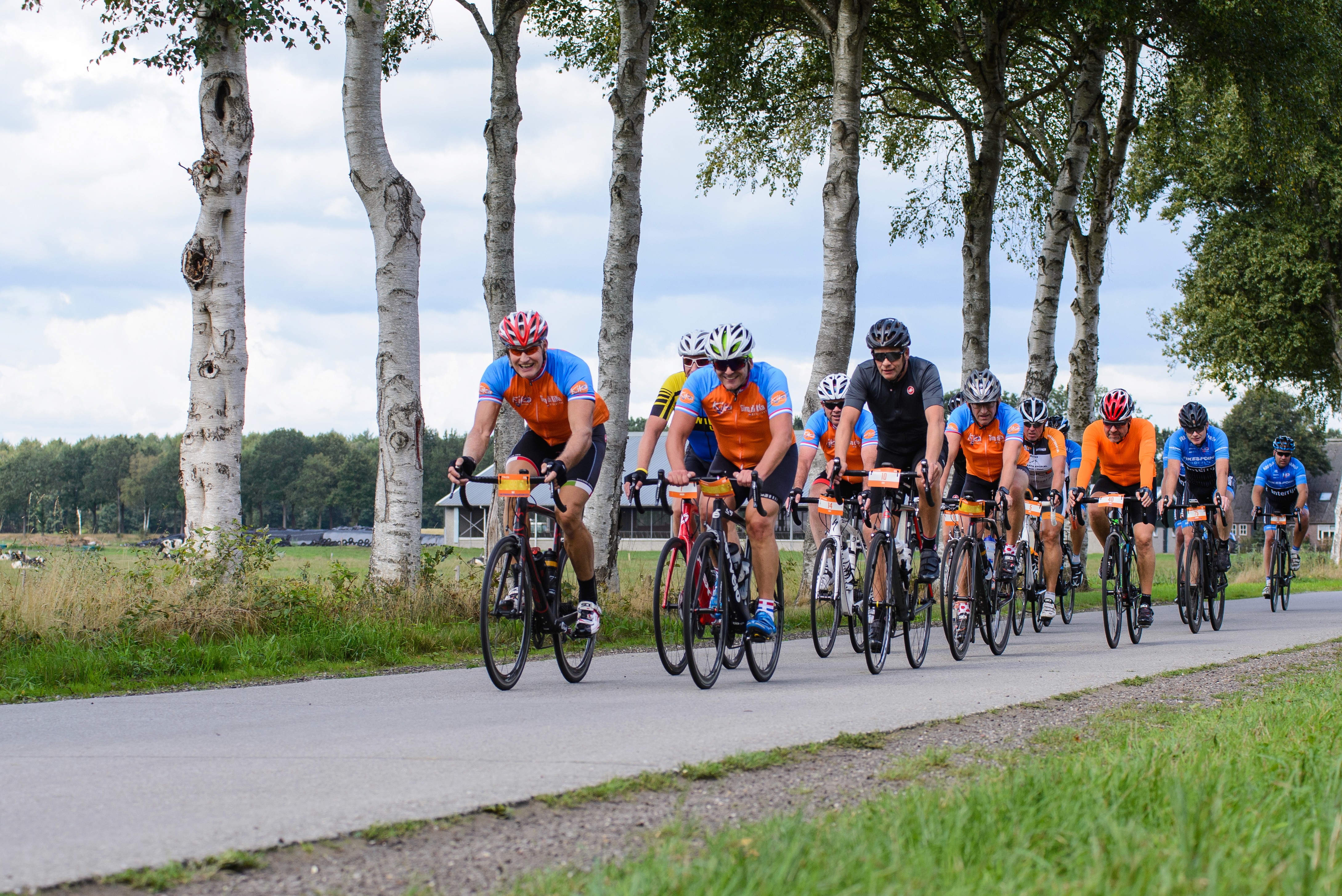 Fietsers op een dijk