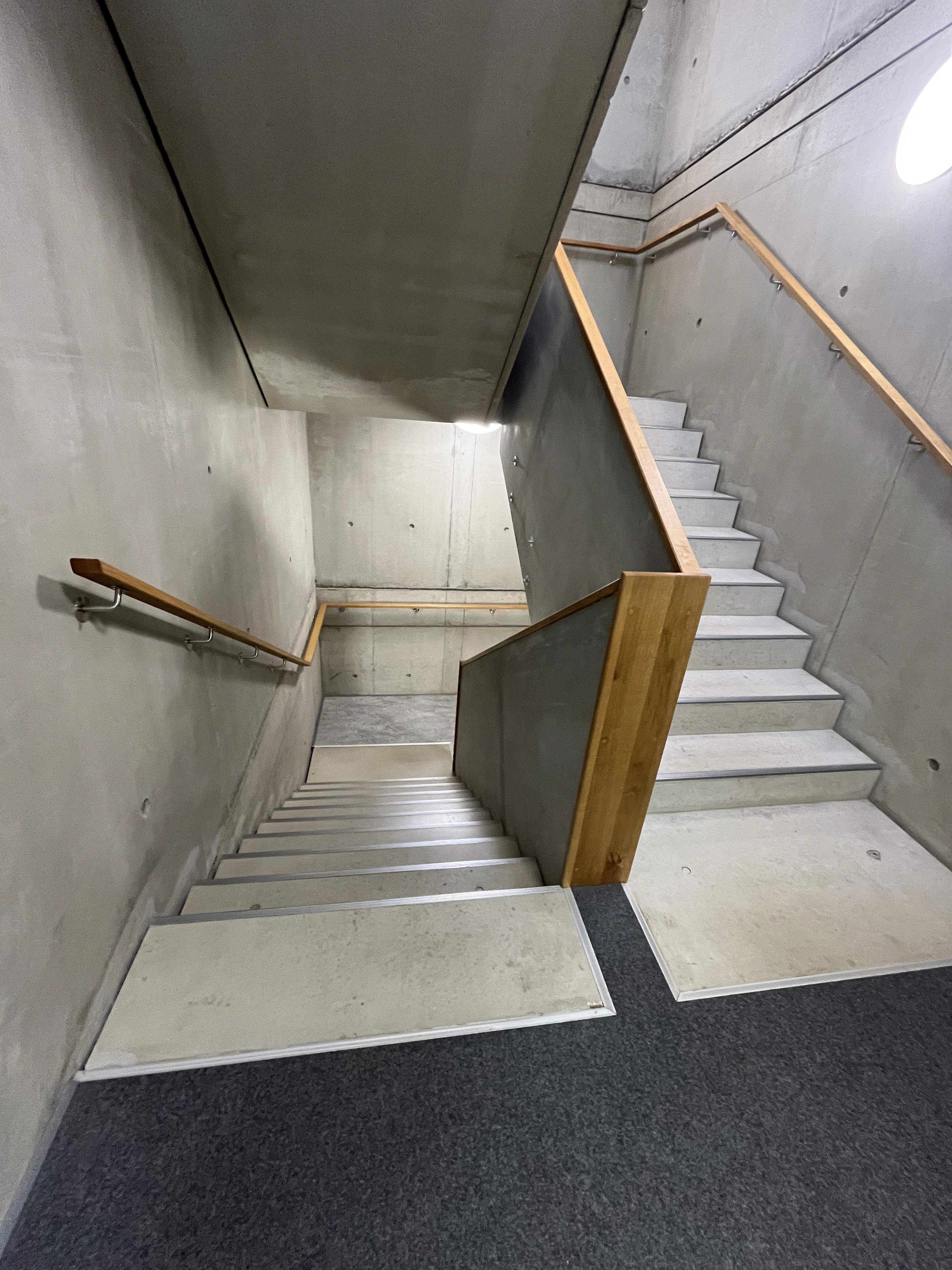 Treppenhaus mit Betonwänden