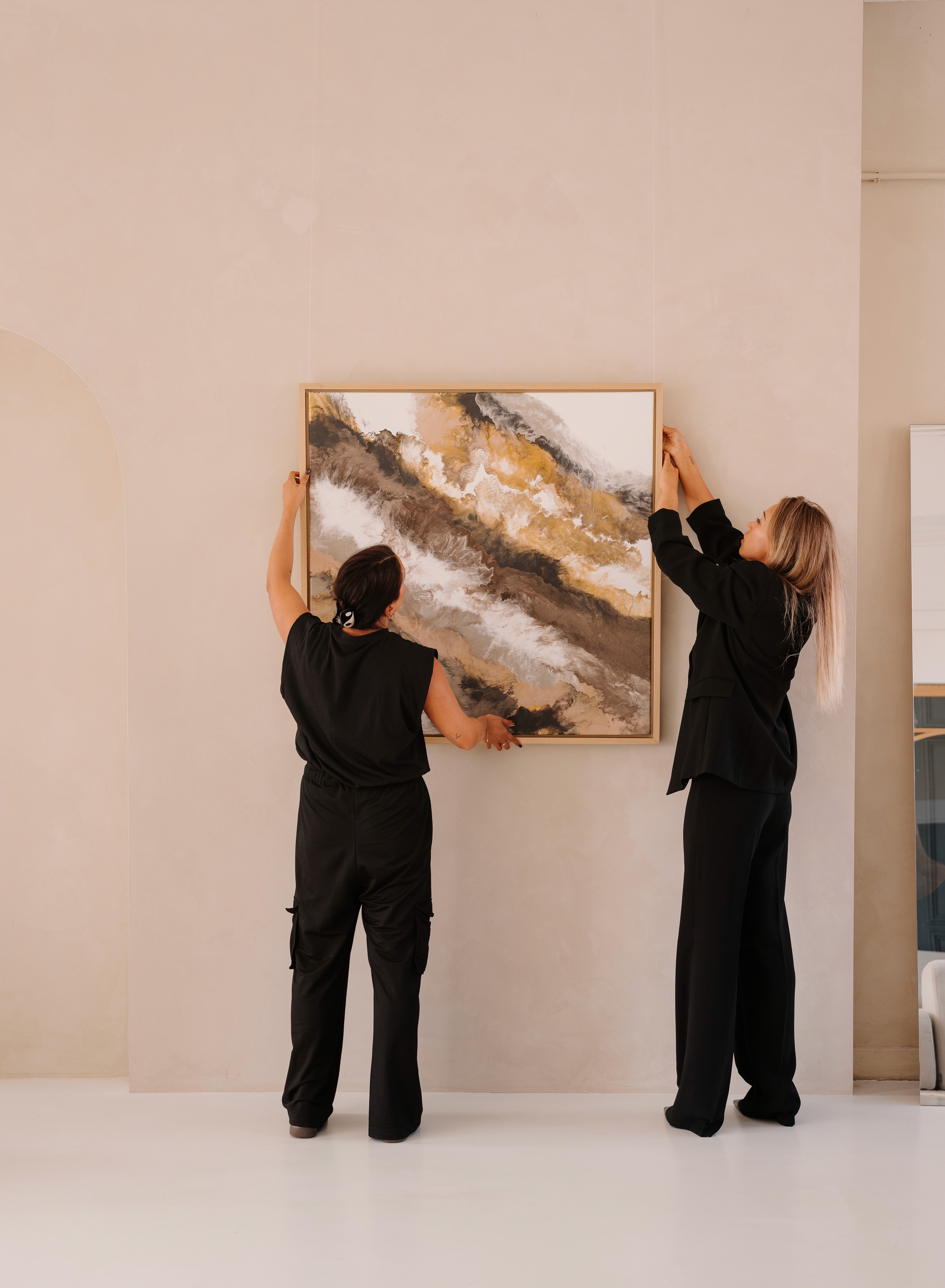 Schilderij van Art Studio Daisy in een sfeervolle interieursetting tijdens een kunst fotoshoot bij NOŪRA Studios.