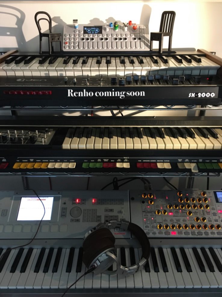 tre tastiere e cuffie sovrapposte su cavalletto professionale di mario di trani musicoterapista