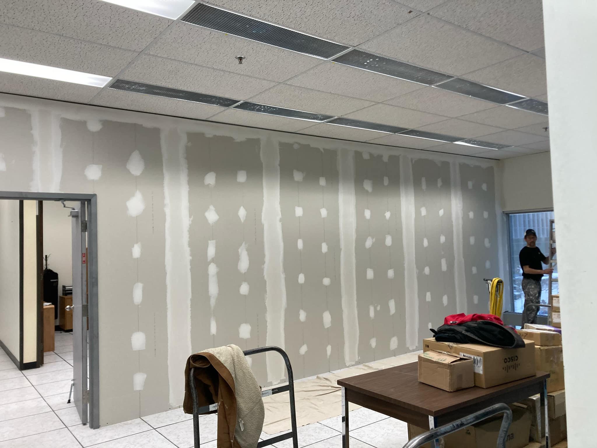 finition des joints muraux avant travaux de peinture à Saint-Amable