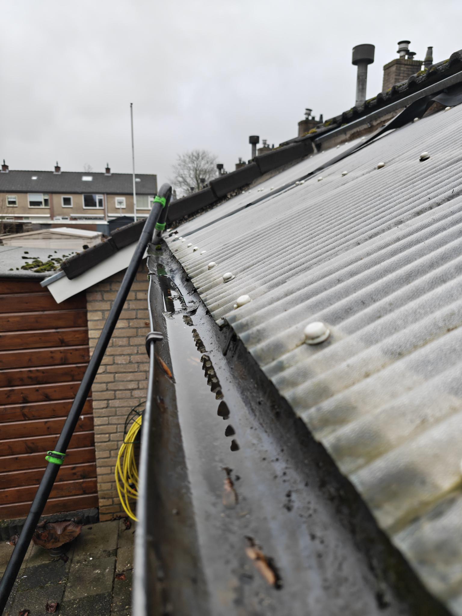 Schoongemaakte dakgoot Zaltbommel
