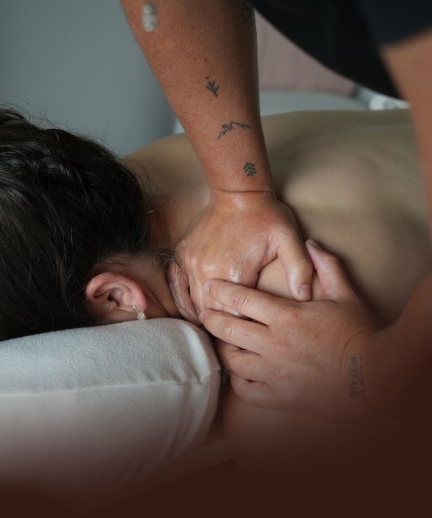 massage profond des trapèzes pour relâcher les tensions accumulées au haut du dos