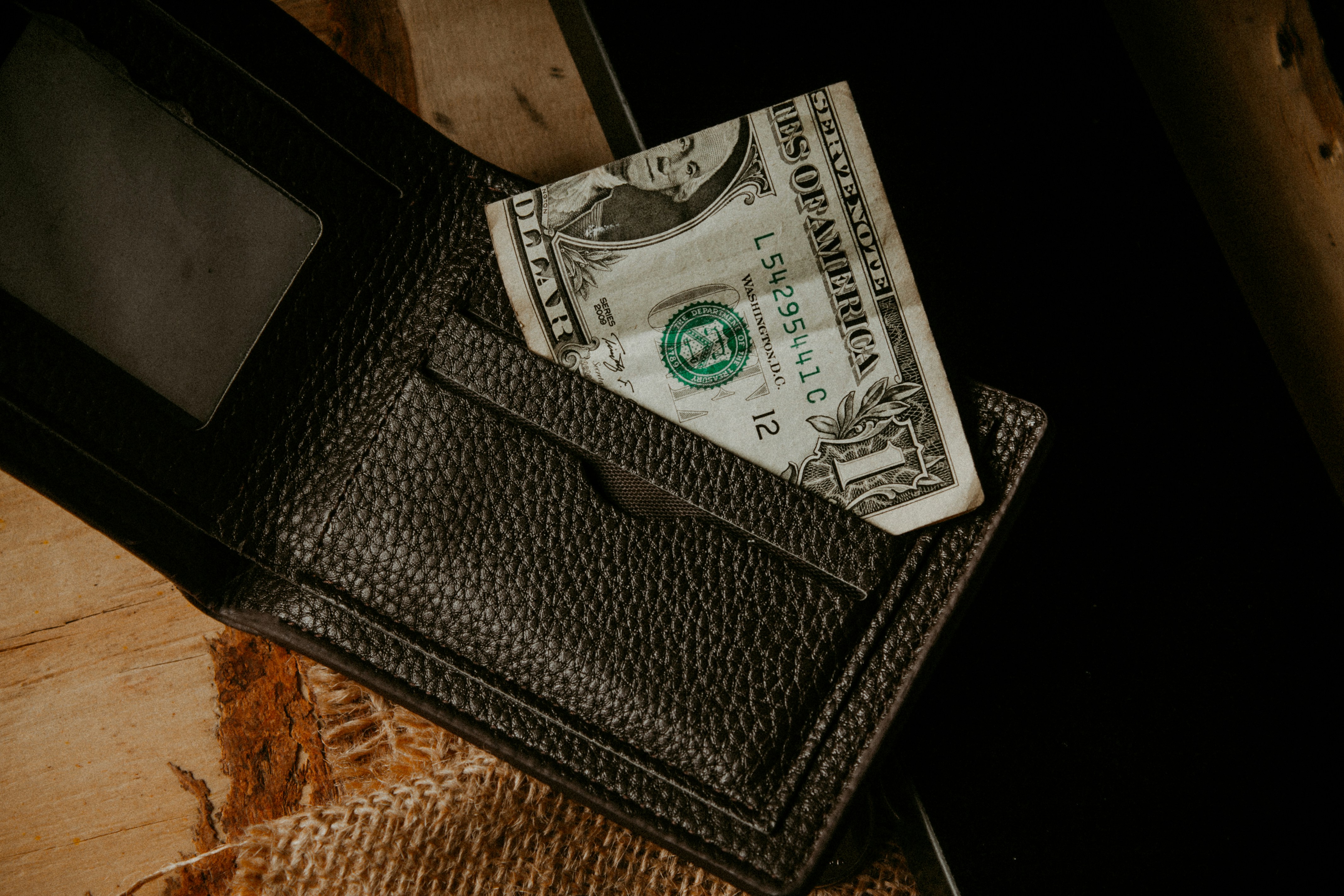 Billetera vacía sobre mesa de divorcio