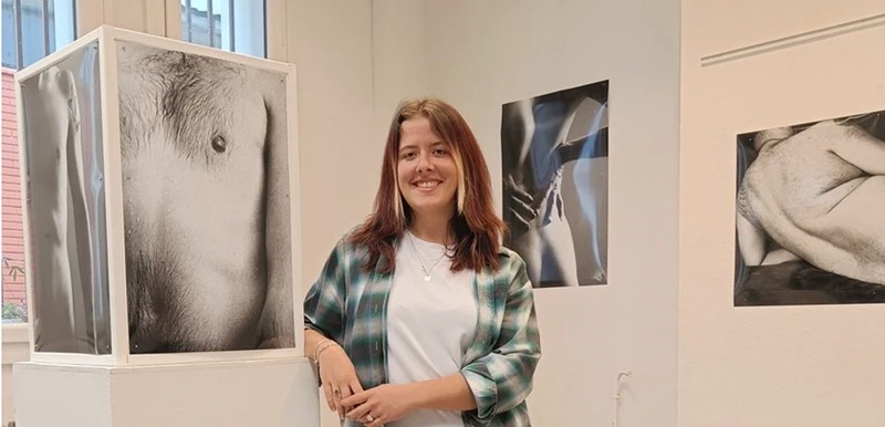 Maïlys Vial devant les photographies de son exposition BRUTE à Saverdun dans un article de La Dépêche
