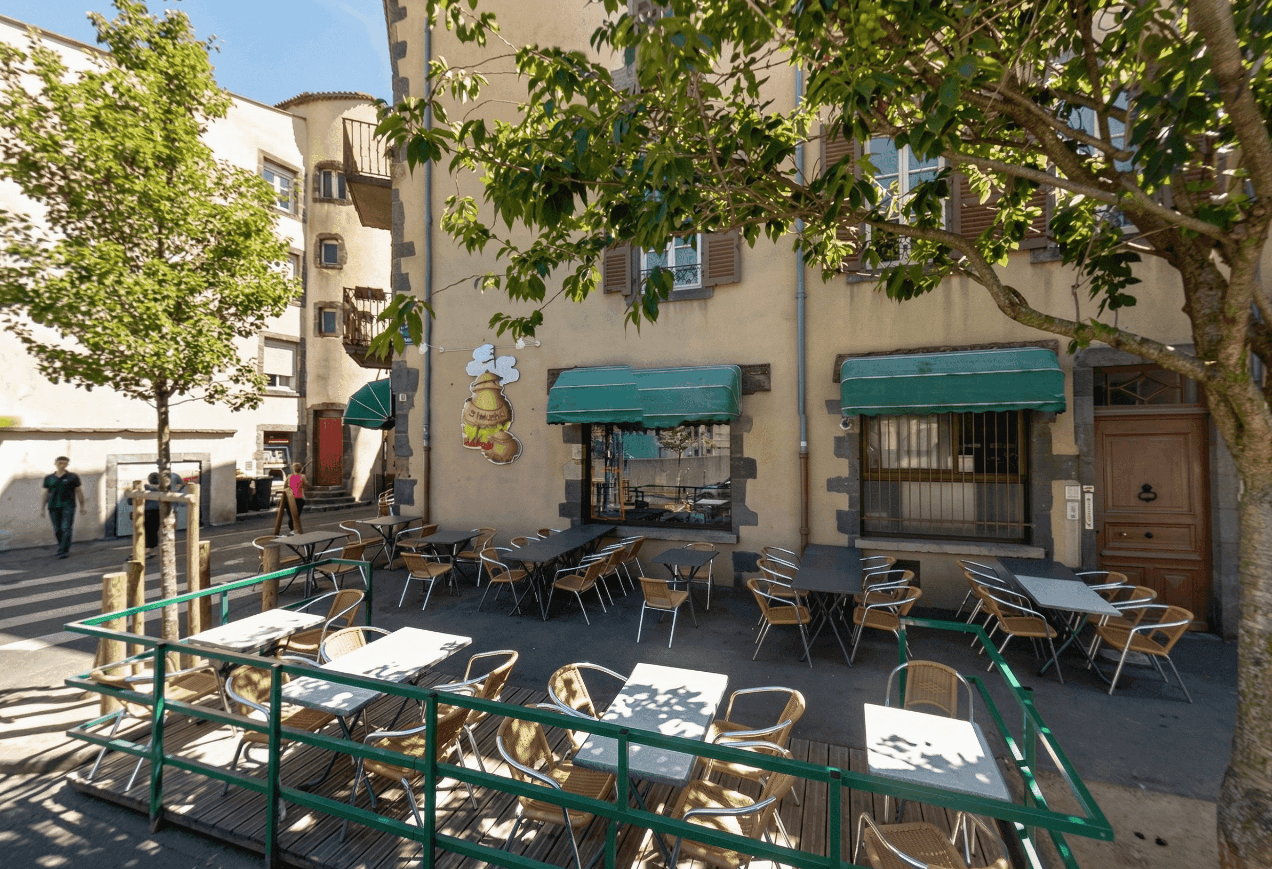 Terrasse de La Cassolette, restaurant auvergnat au centre de Clermont