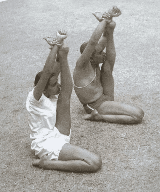 Photographie ancienne de deux élèves en posture inversée