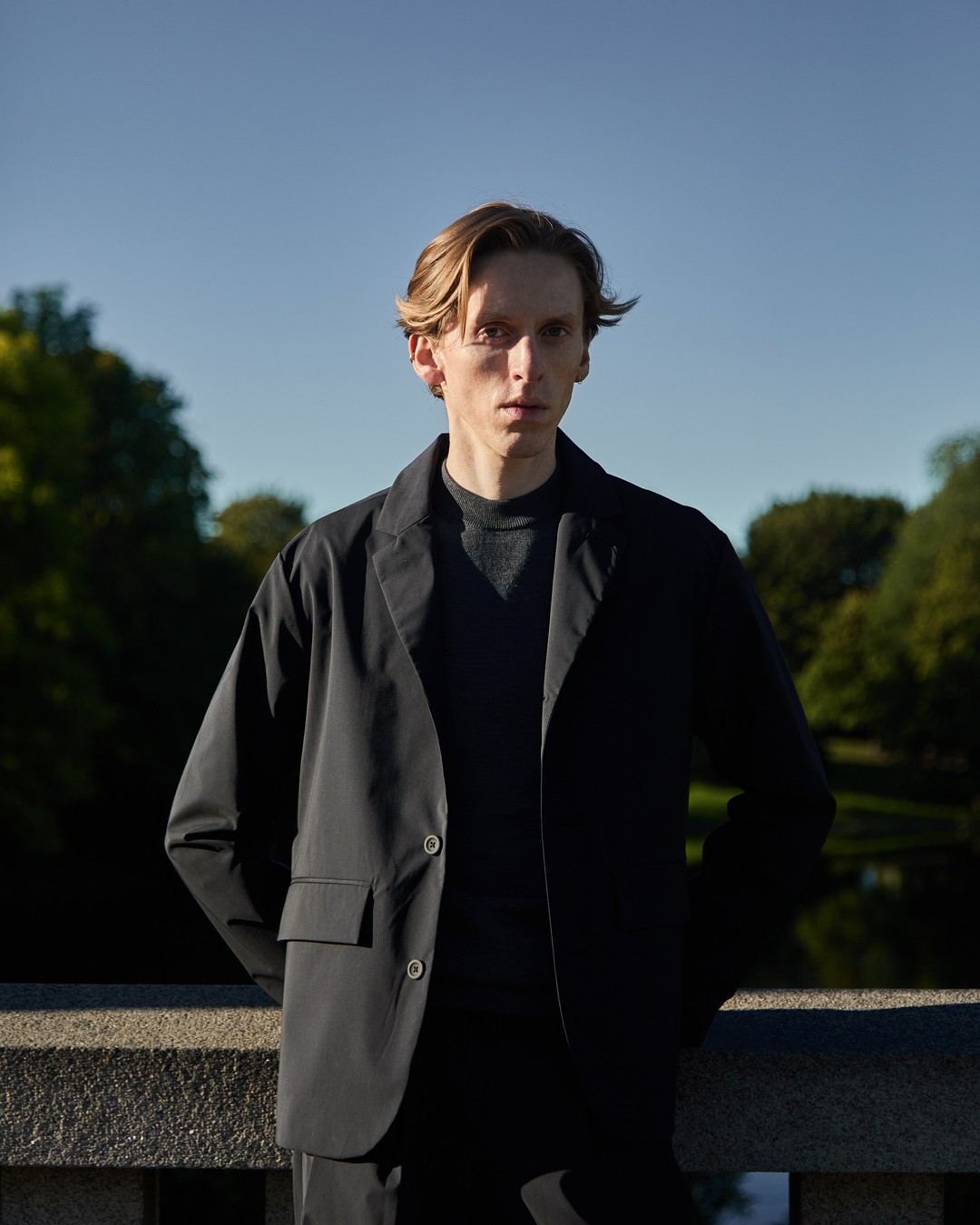 Homme portant un blazer technique noir dans le lookbook de Norse Projects