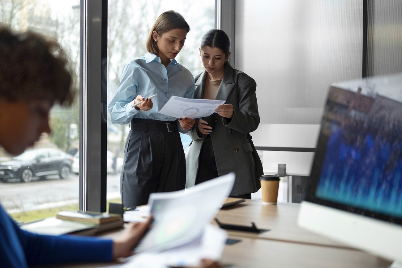 Bandeira do Brasil com notas de real e uma caneta sobrepostas, simbolizando a economia nacional e os princípios da Lei de Liberdade Econômica