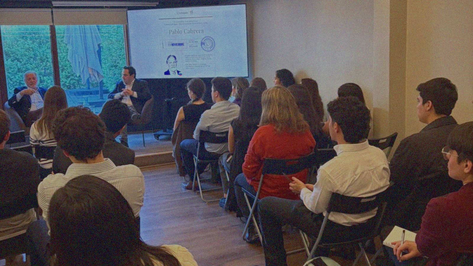 Foto de un grupo de personas escuchando atentamente a Pablo Cabrera en "Pasaporte Diplomático", curso del Área Internacional de IdeasPaís.