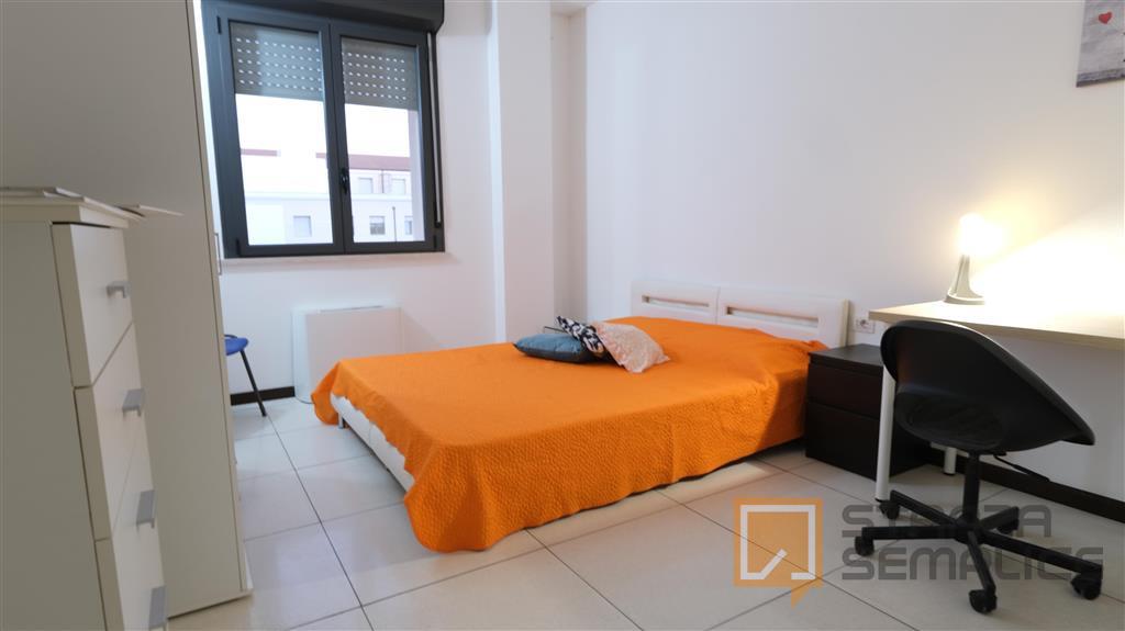 Stanza di 16 mq in Via Michele Coppino SNC - interno piazza, Sassari