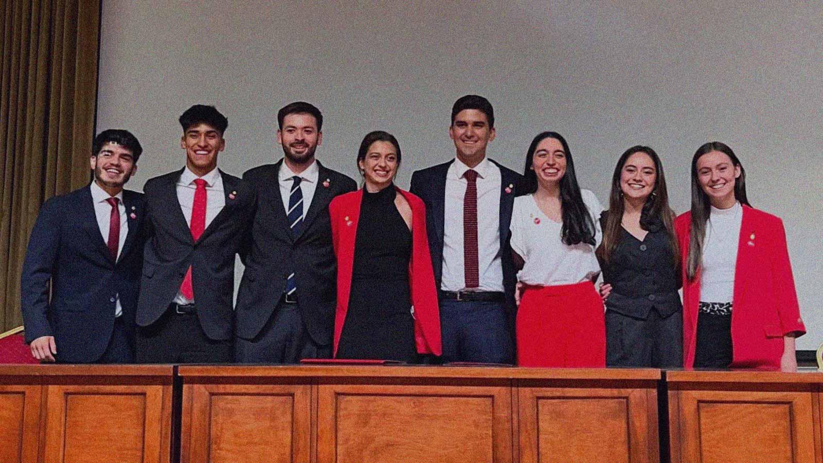 Foto de ocho personas del grupo Solidaridad UC en la columna de opinión "Solidaridad UC" de IdeaPaís.