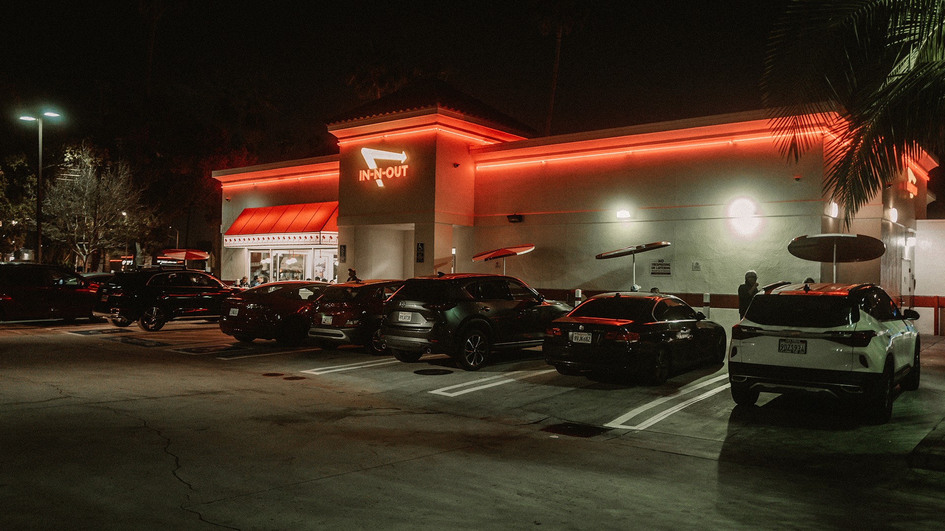 in and out burger in los angeles by night
