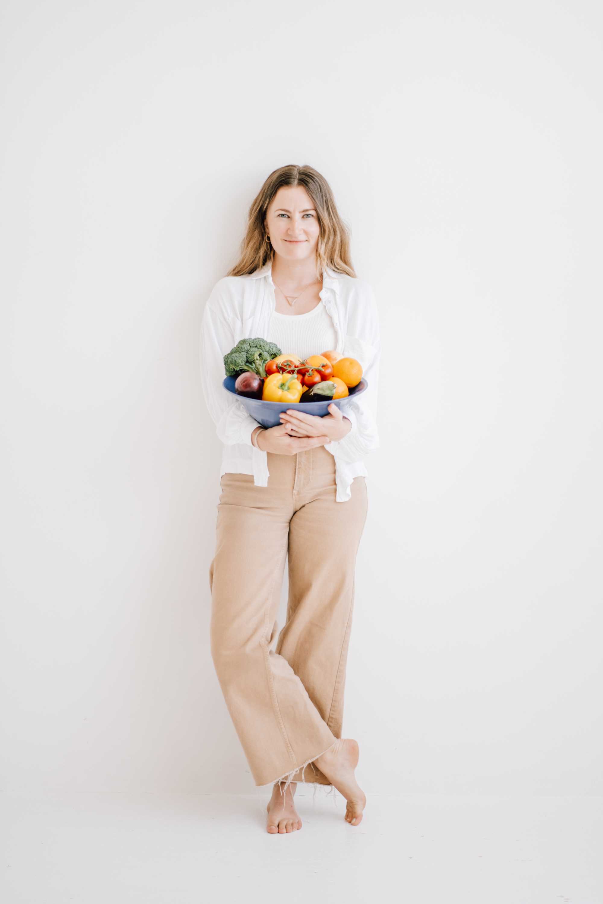 Antonia hält Schale mit Obst und Gemüse in den Händen