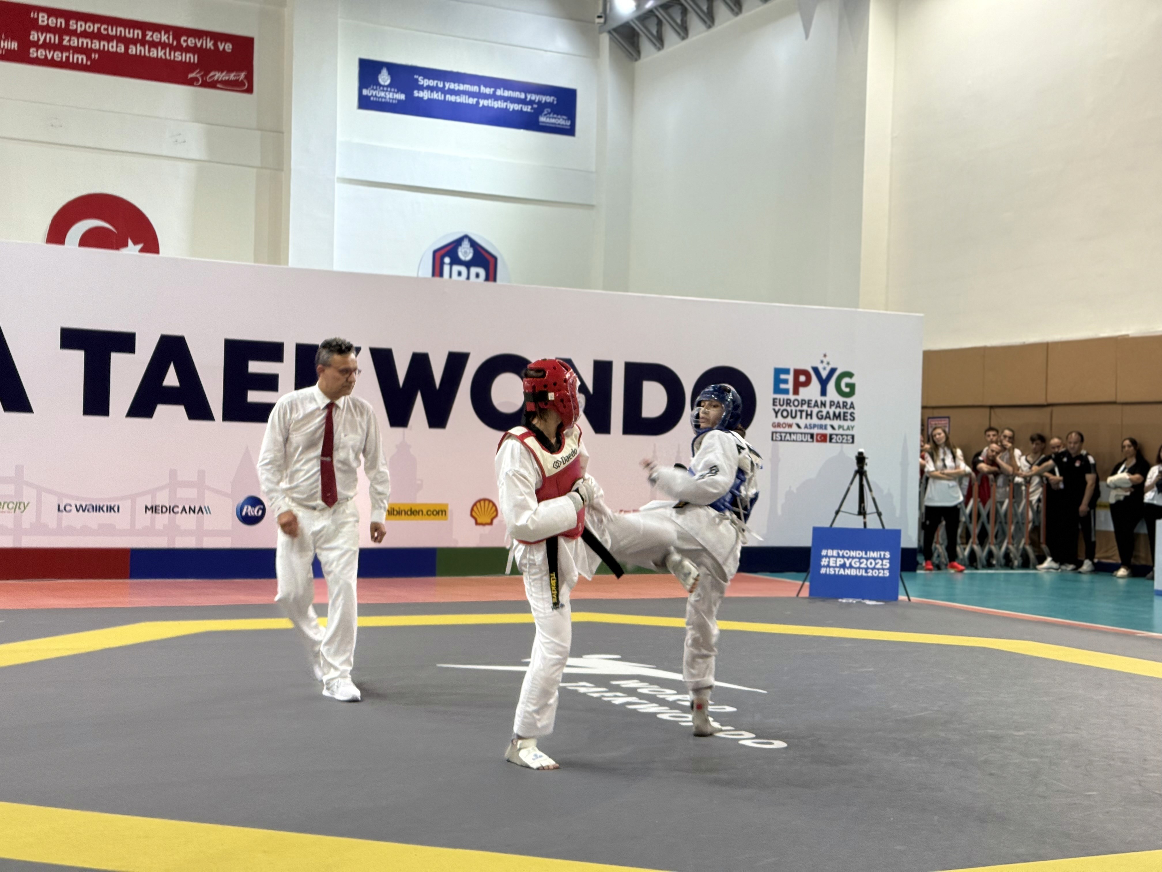 Image of the Taekwondo arena with two athletes competing