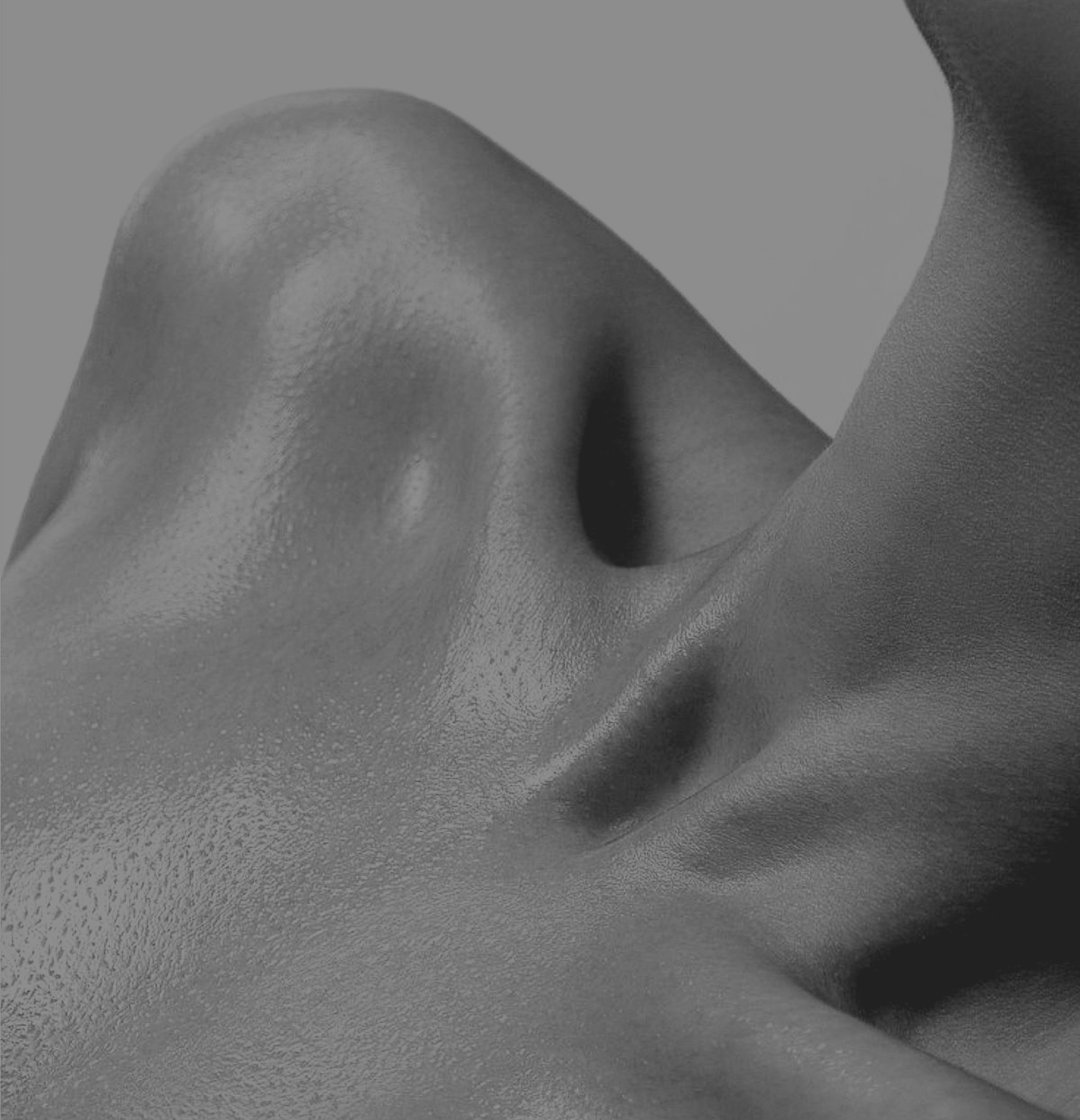 Gros plan sur la peau du décolleté et des clavicules