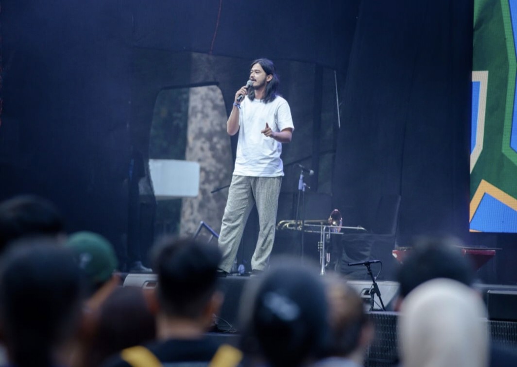 Petani bunga di Bandung, Jawa Barat, Tatang Rustandi siap memanen bunga mawar.