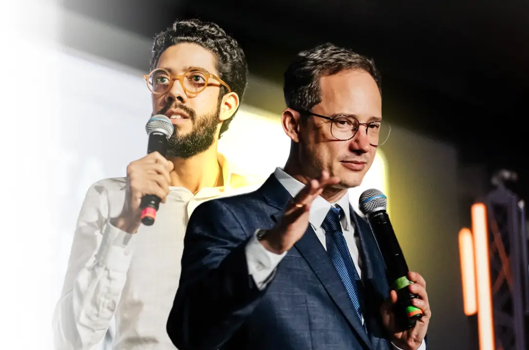 Fotografia do dr. Luiz Carlos palestrando para uma plateia