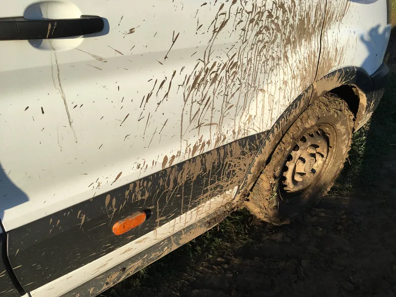 Méhszállítás sárban a méhészetnél