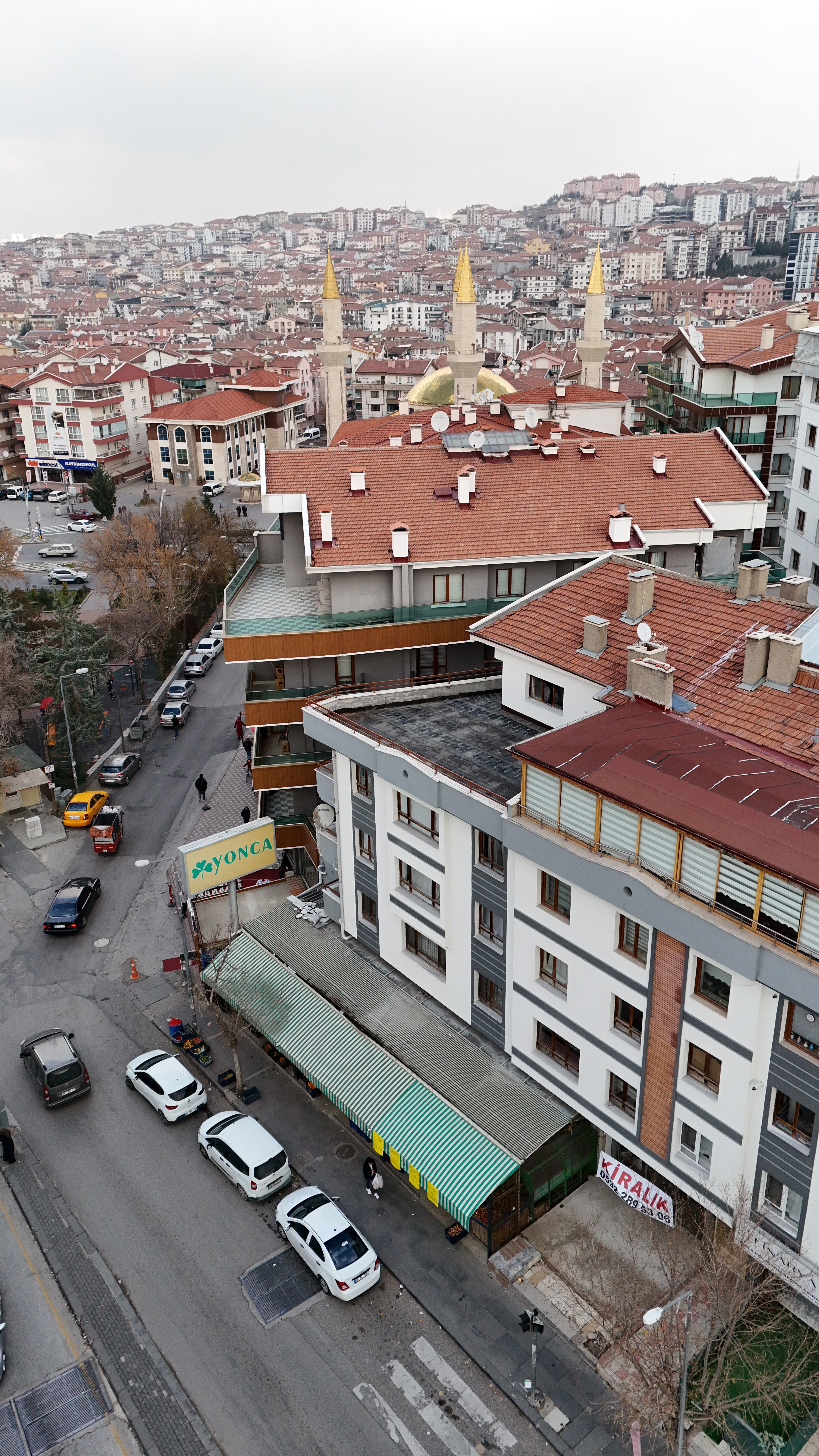 Geniş ve düzenli mağaza yapısı, aydınlık alanlar ve kullanıcı dostu yerleşim ile konforlu alışveriş imkânı.