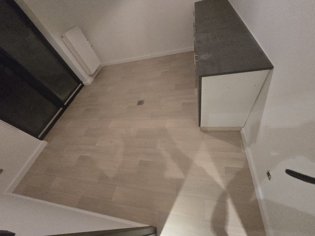 Voor en na laminaatvloer vervangen in leefruimte