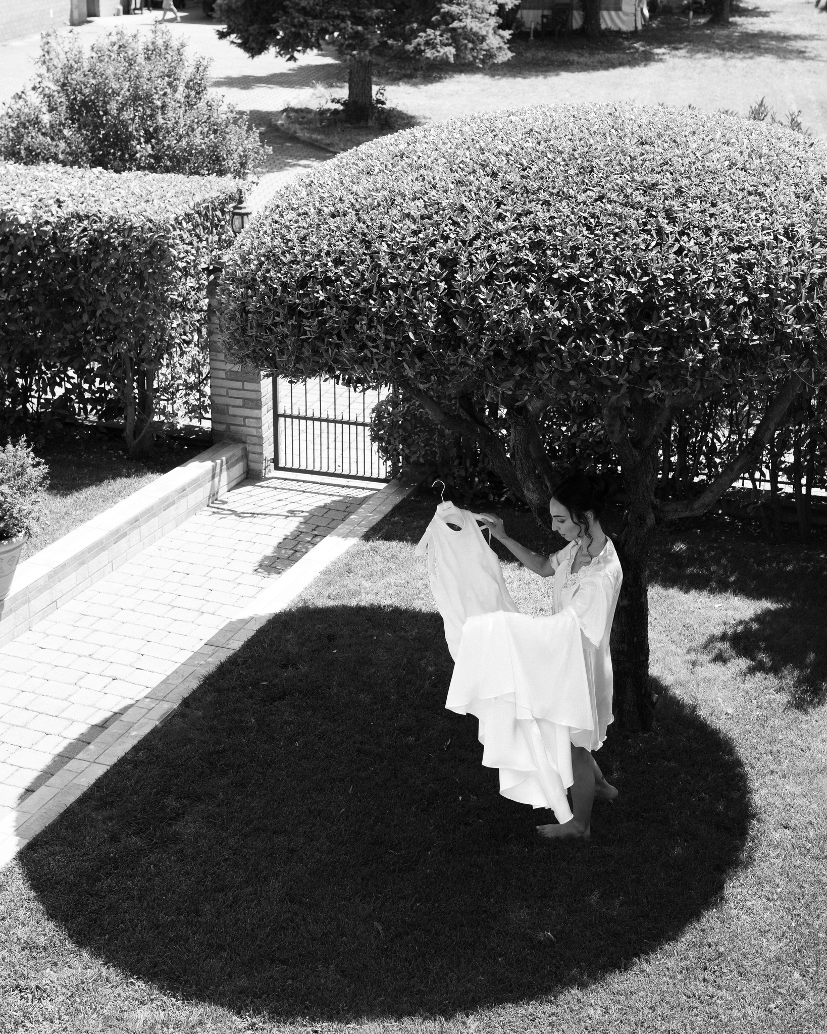 Sposa in abito bianco nel giardino del Parco di Montebello, reportage di matrimonio a Parma