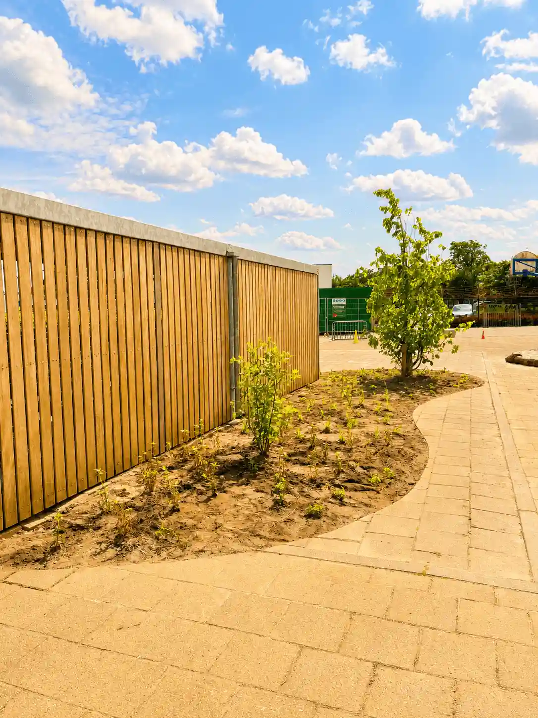 Zakelijk tuinontwerp en aanleg Groen-blauw schoolplein voor 't Startblok in Cuijk