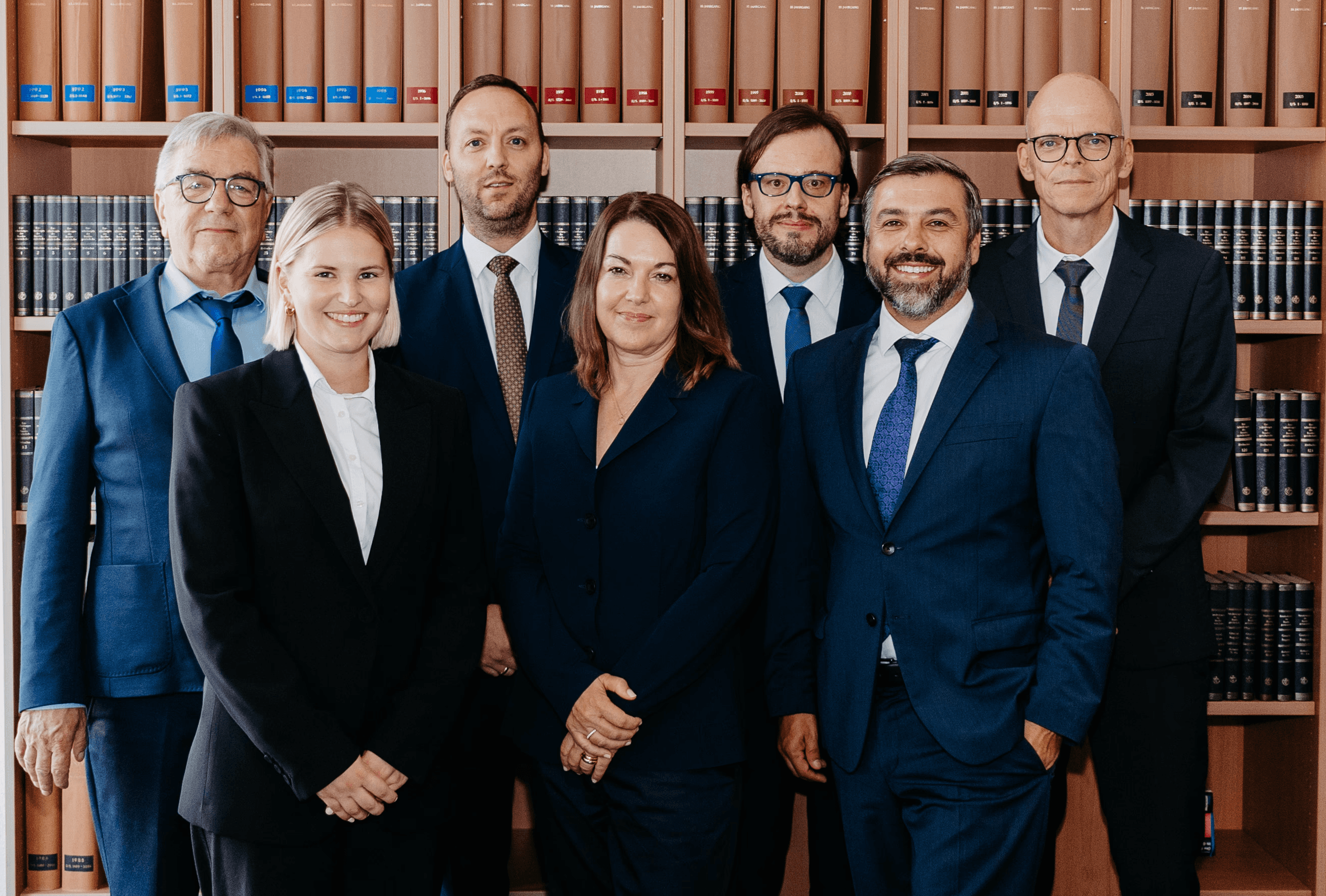Das Team der Kleiser Rechtsanwaltsgesellschaft mbH vor einem Bücherregal